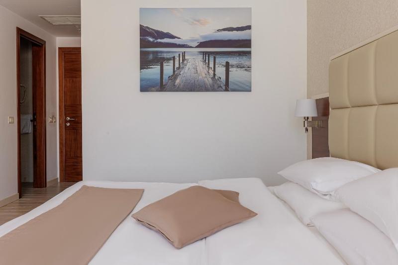 Double or Twin Room with Balcony image 2