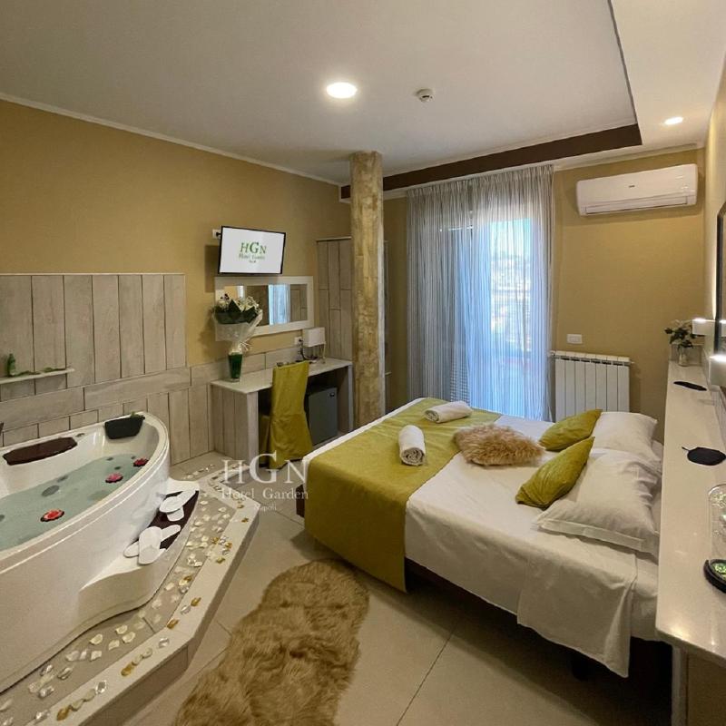 Suite with Hot Tub image 1