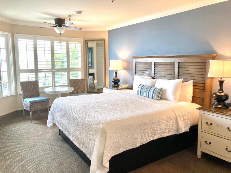 Standard King Room image 4