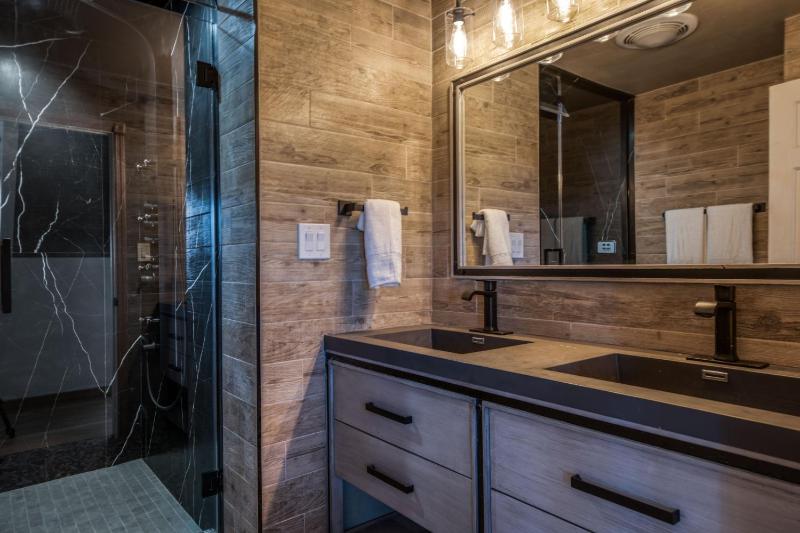 Suite with Hot Tub image 3