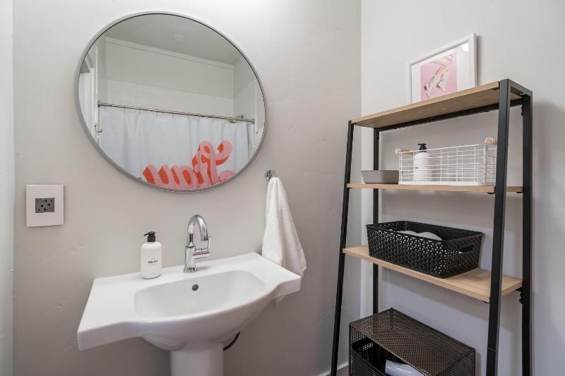 One-Bedroom Apartment image 2
