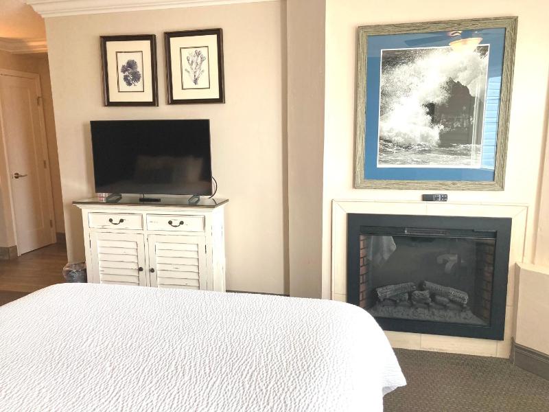 Standard Queen Room with Two Queen Beds image 4