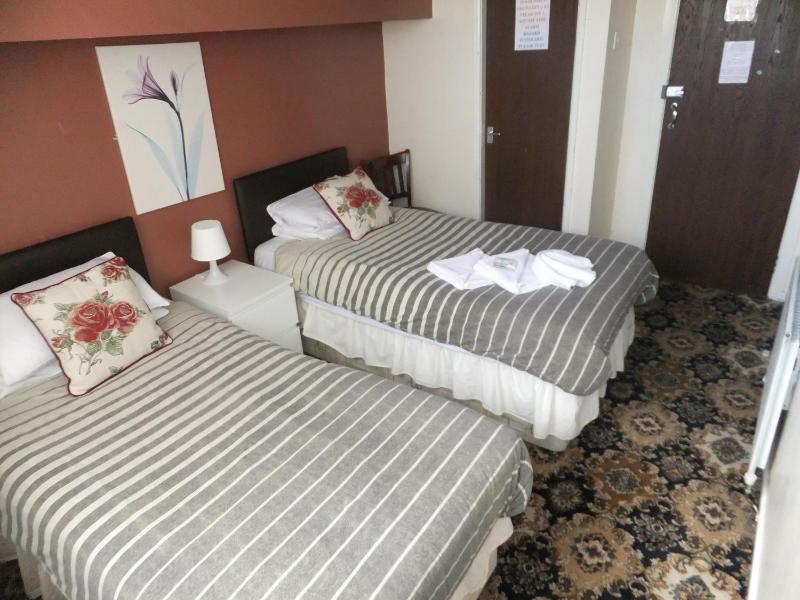 Twin Room image 1