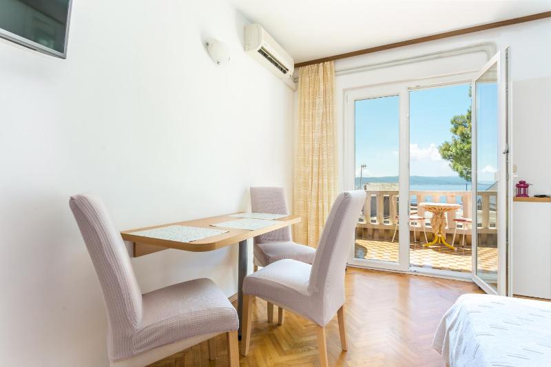 Apartments by the sea Brela Makarska - 18356 - image 47