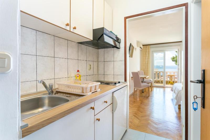 Apartments by the sea Brela Makarska - 18356 - image 41