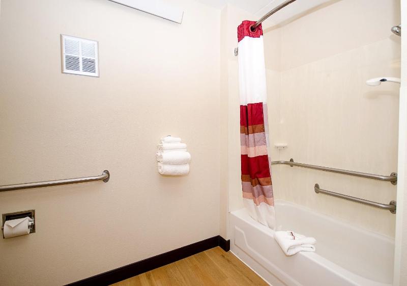 Superior King Room Disability Access Smoke Free image 2