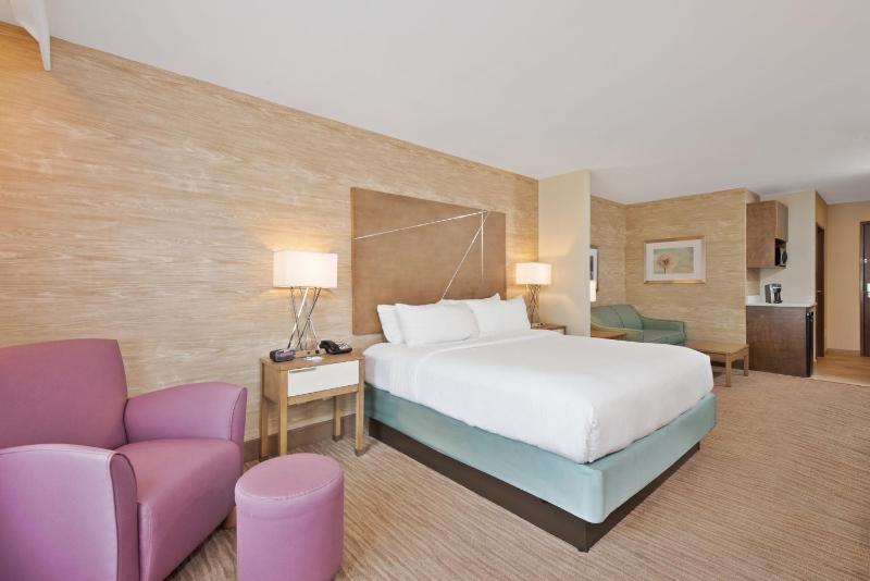 King Room - Hearing Accessible image 4