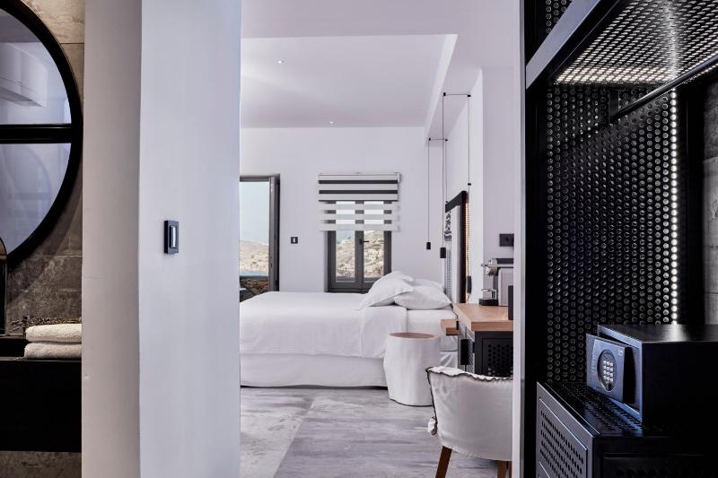 Superior Sea View Suite image 3