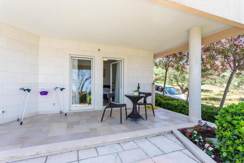 Studio Apartment with Sea View image 3