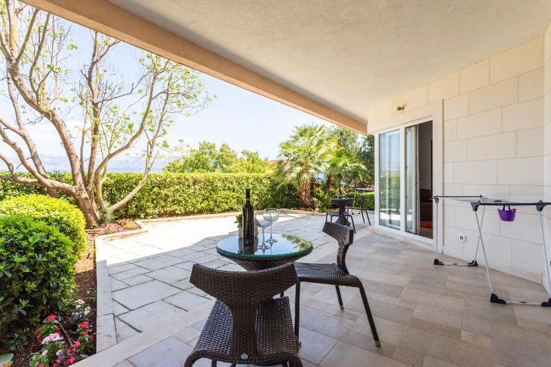 Studio Apartment with Sea View image 2