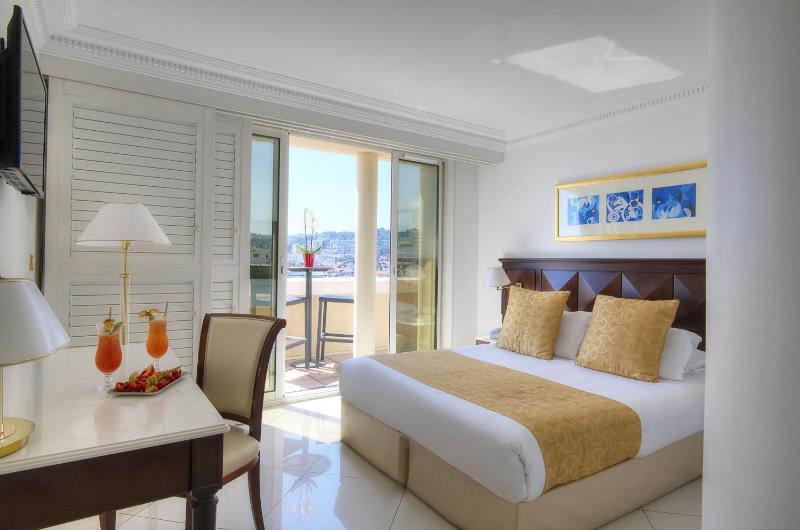 Deluxe Room with Sea View image 3