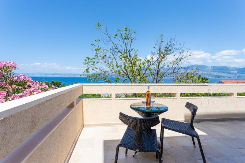 Studio with Sea View (2 Adults) image 3