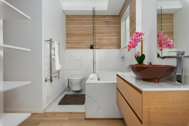 La Fayette Top Floor Apartment - image 3