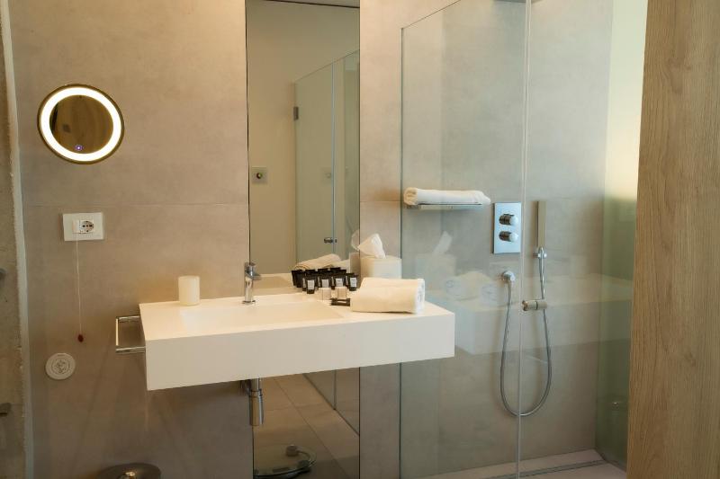 Deluxe Large Double Room with Mini Pool image 3