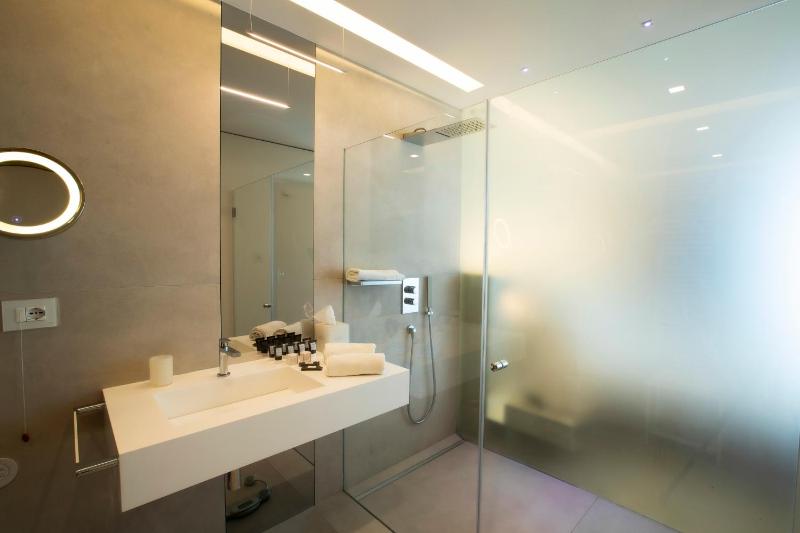 Deluxe Large Double Room with Mini Pool image 4