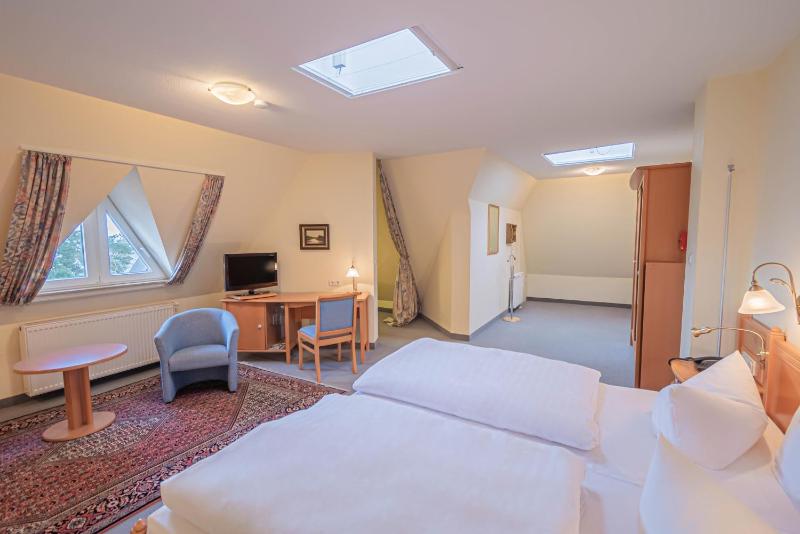 Family Room image 3
