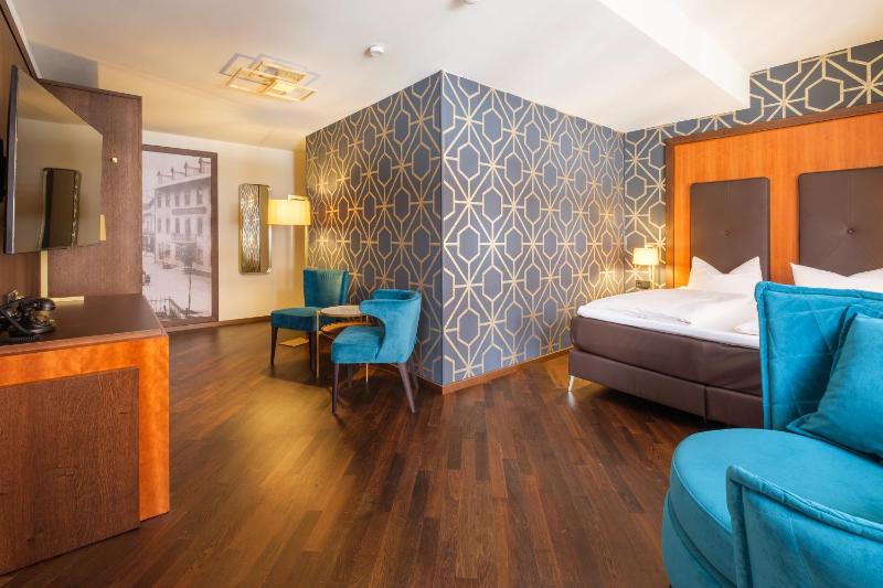 Grand Deluxe Double Room with Balcony image 2