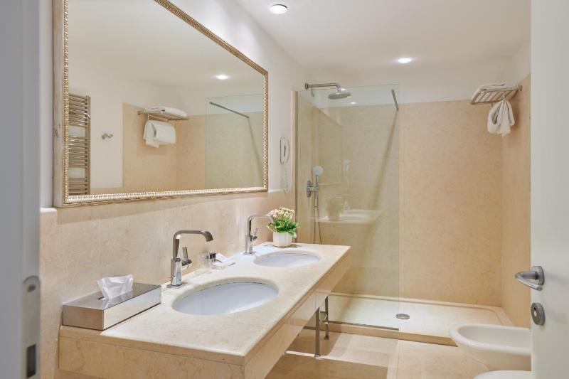 Superior Double or Twin Room image 4