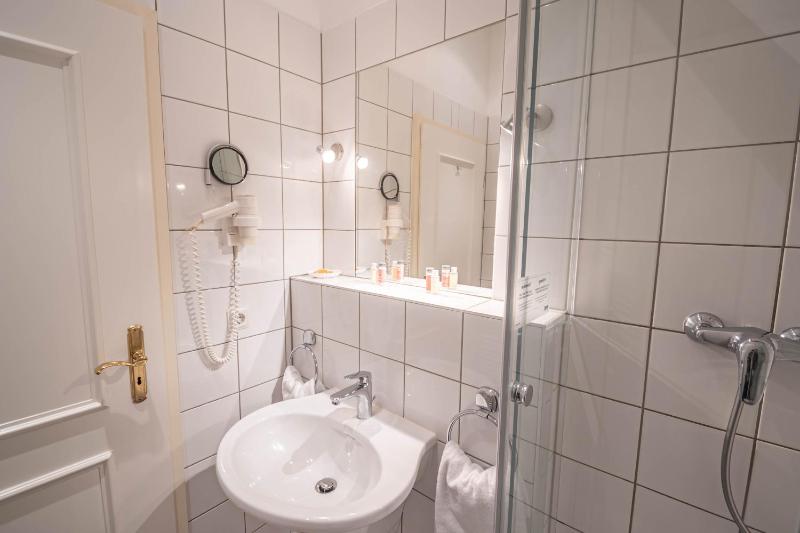 Double Room with Balcony image 3