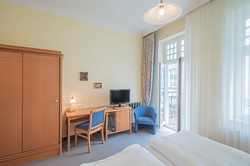 Double Room with Balcony image 4