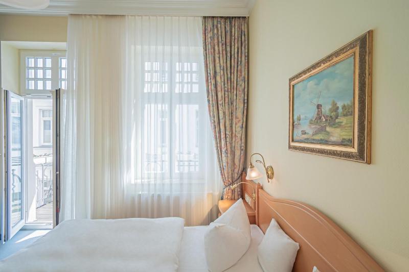 Double Room with Balcony image 2