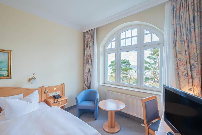 Double Room with Sea View image 3