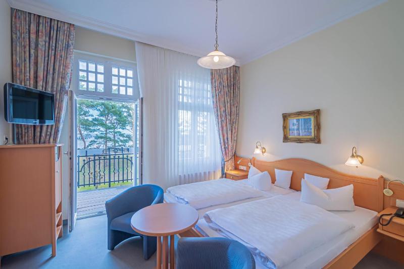 Double Room with Balcony and Sea View image 1