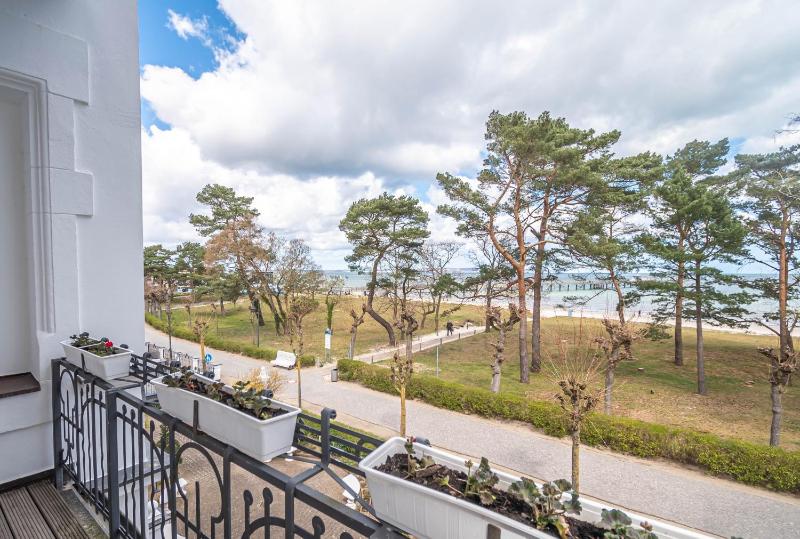 Double Room with Balcony and Sea View image 3
