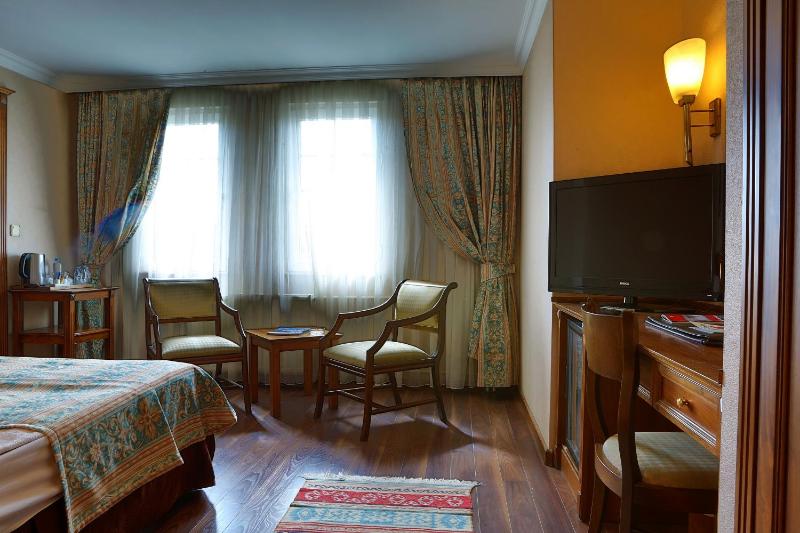 Family Room image 3