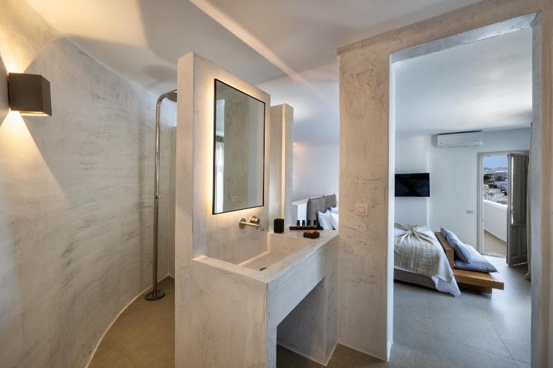 Master Suite Heated Tub Volcano View image 3