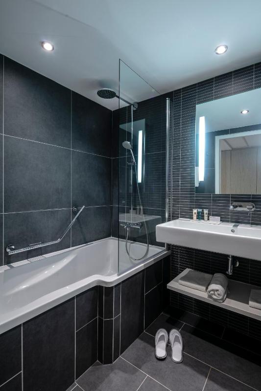 Deluxe Double Room with Side Sea View image 4