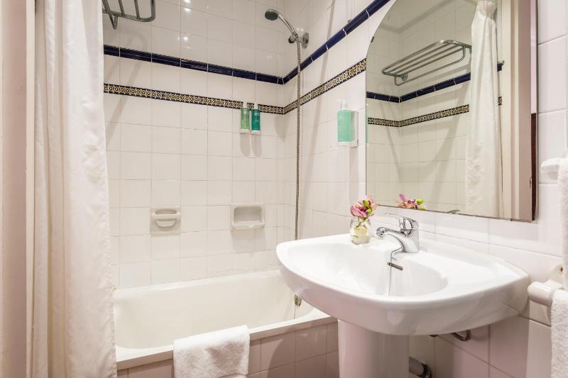 Quadruple Room with Terrace image 2