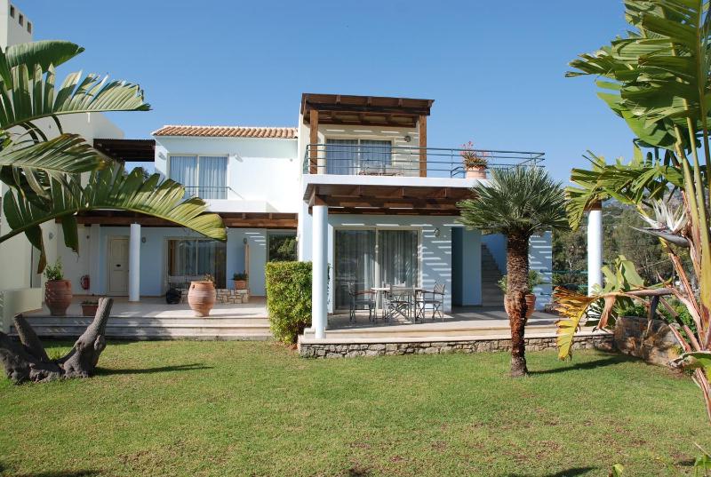 Family Room with Garden View image 2