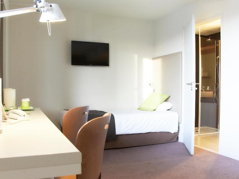 1 Double Bed 2 Single Beds - Room Next Generation image 3
