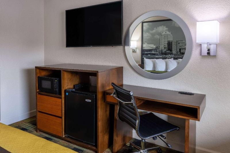 Standard King Room - Smoking image 2