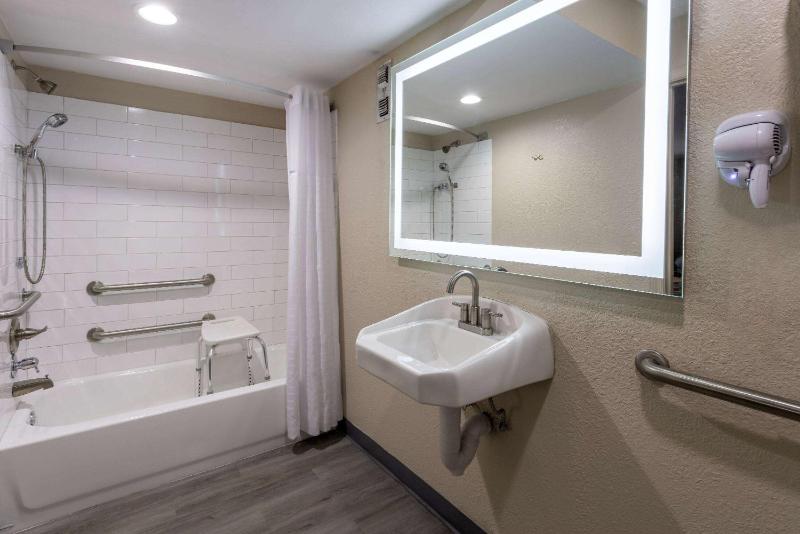 Double Room with Two Double Beds - Mobility Access/Non-Smoking image 2