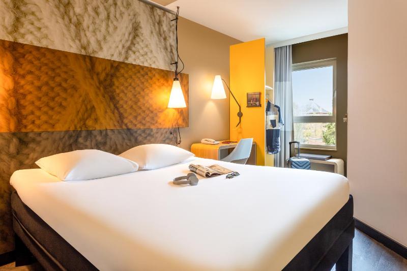 Standard Double Room image 3