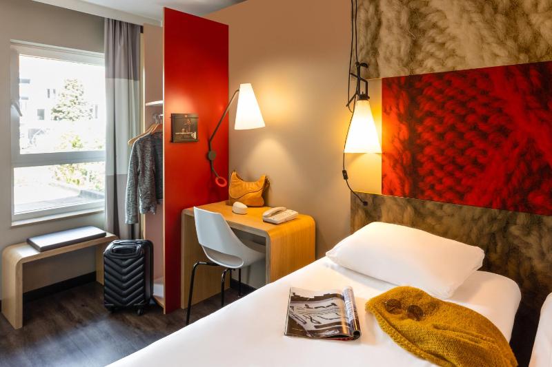 Standard Twin Room image 3