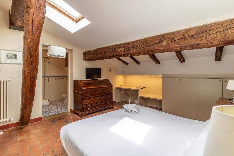 Double Room image 3