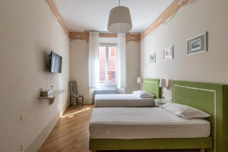 Twin Room with City View image 1