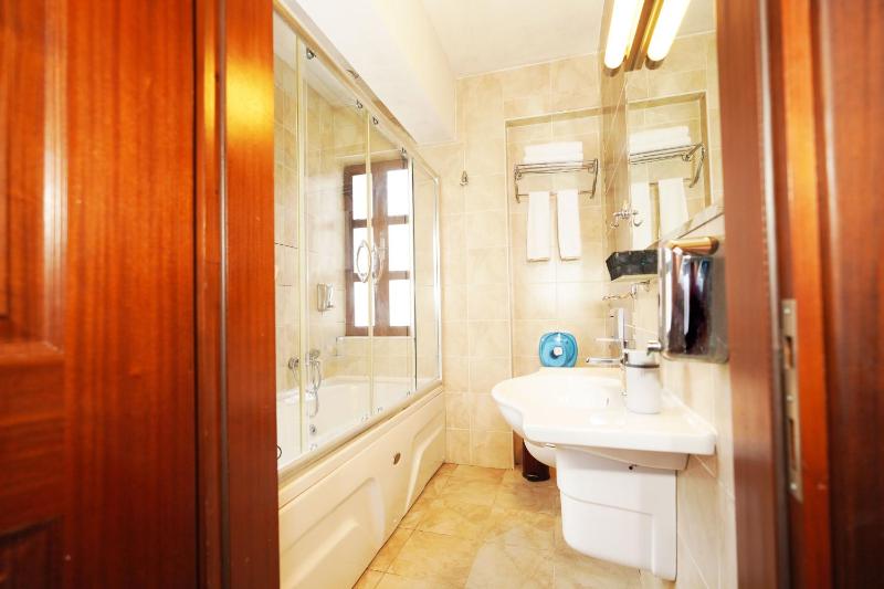 Deluxe King Room image 2