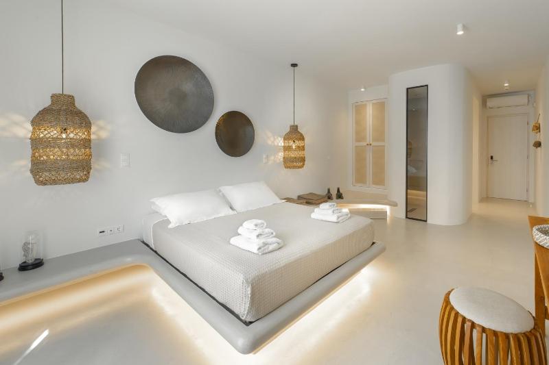 Deluxe Queen Suite image 1