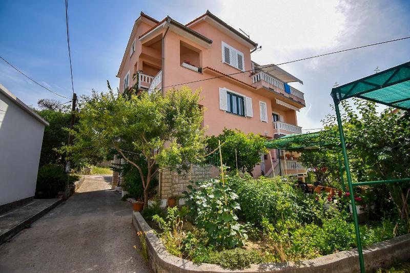 Triple Room with Garden View image 3