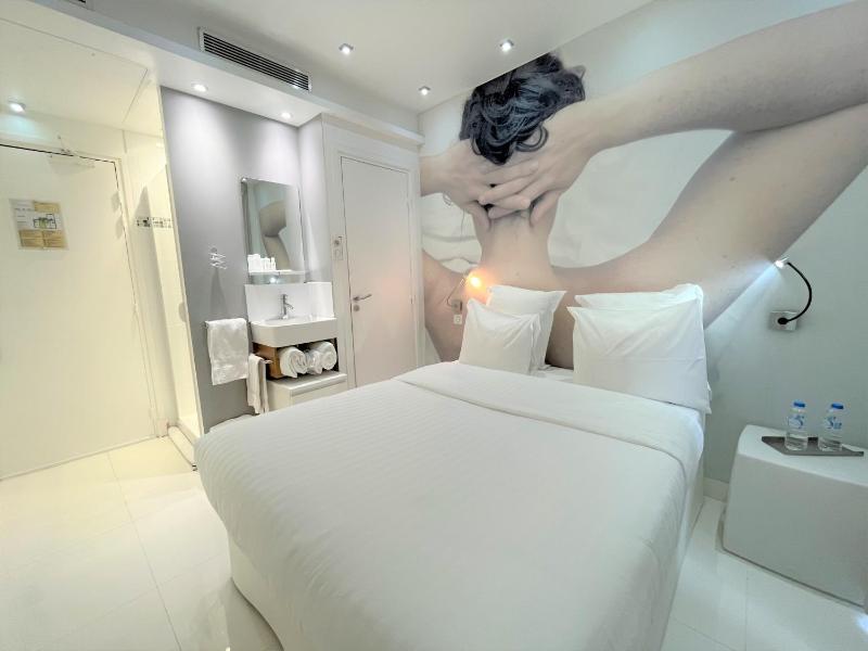 Two Double Room Adjacent image 4