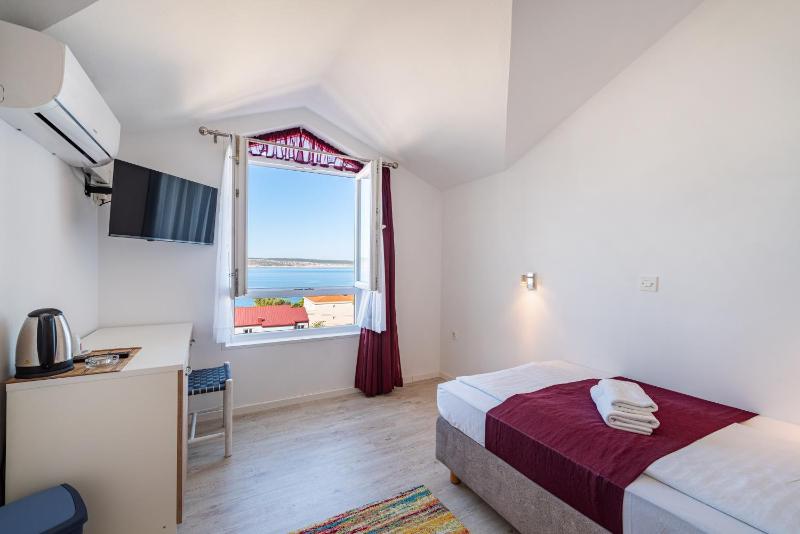 Single Room image 4