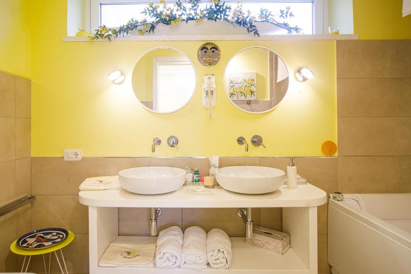 Deluxe Family Room image 4