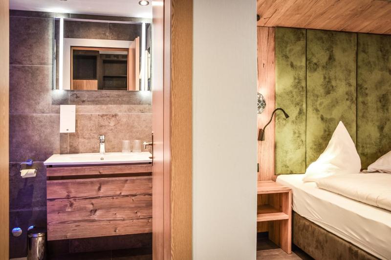 Deluxe Double Room image 2