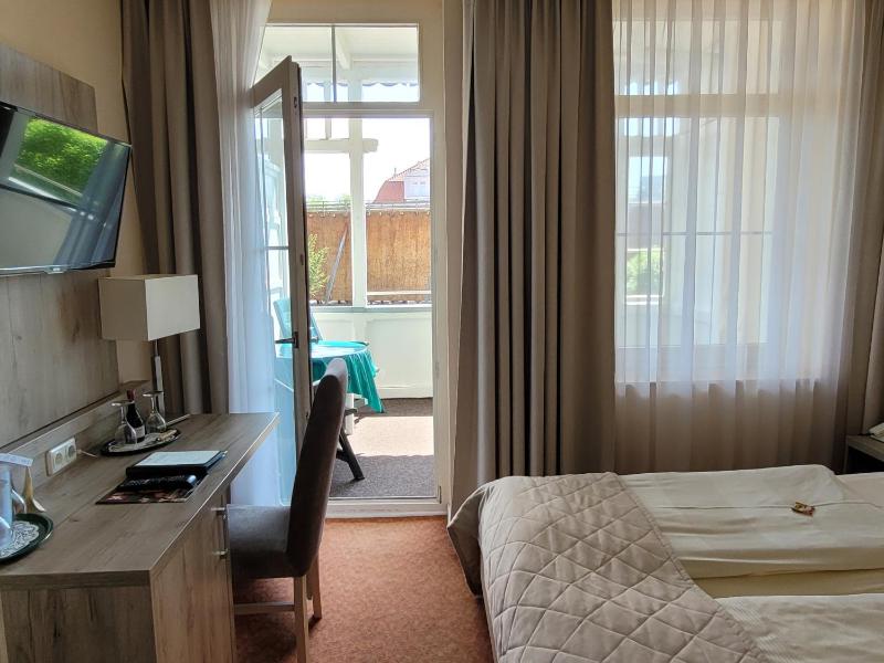 Double Room with Balcony image 4
