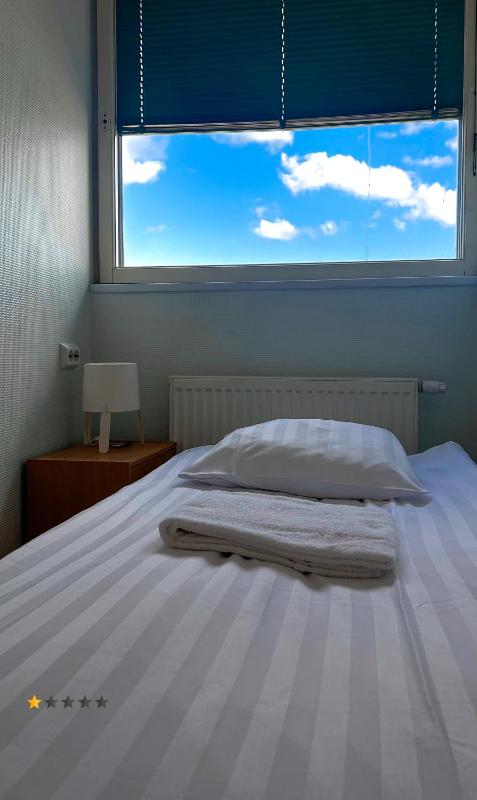 Single Room with Shared Bathroom image 4