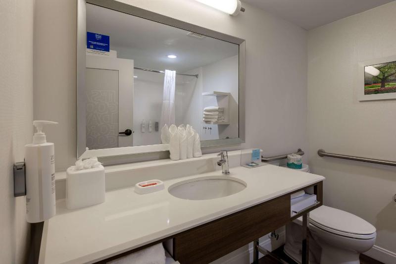 King Room with Accessible Tub - Mobility and Hearing Access/Non-Smoking image 3
